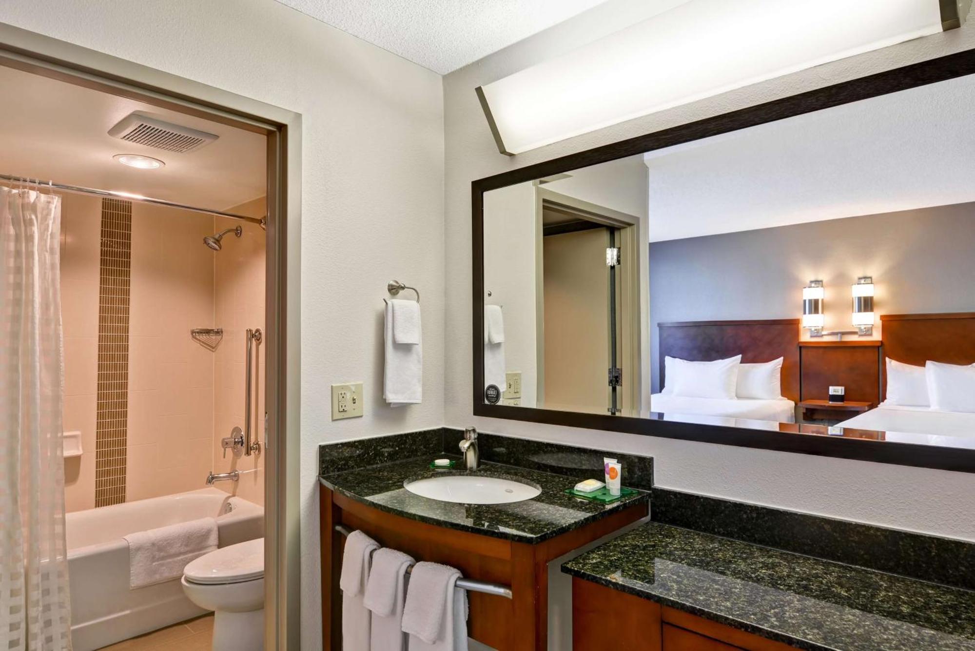 Chambre avec 2 Lits Doubles et Canapé-Lit