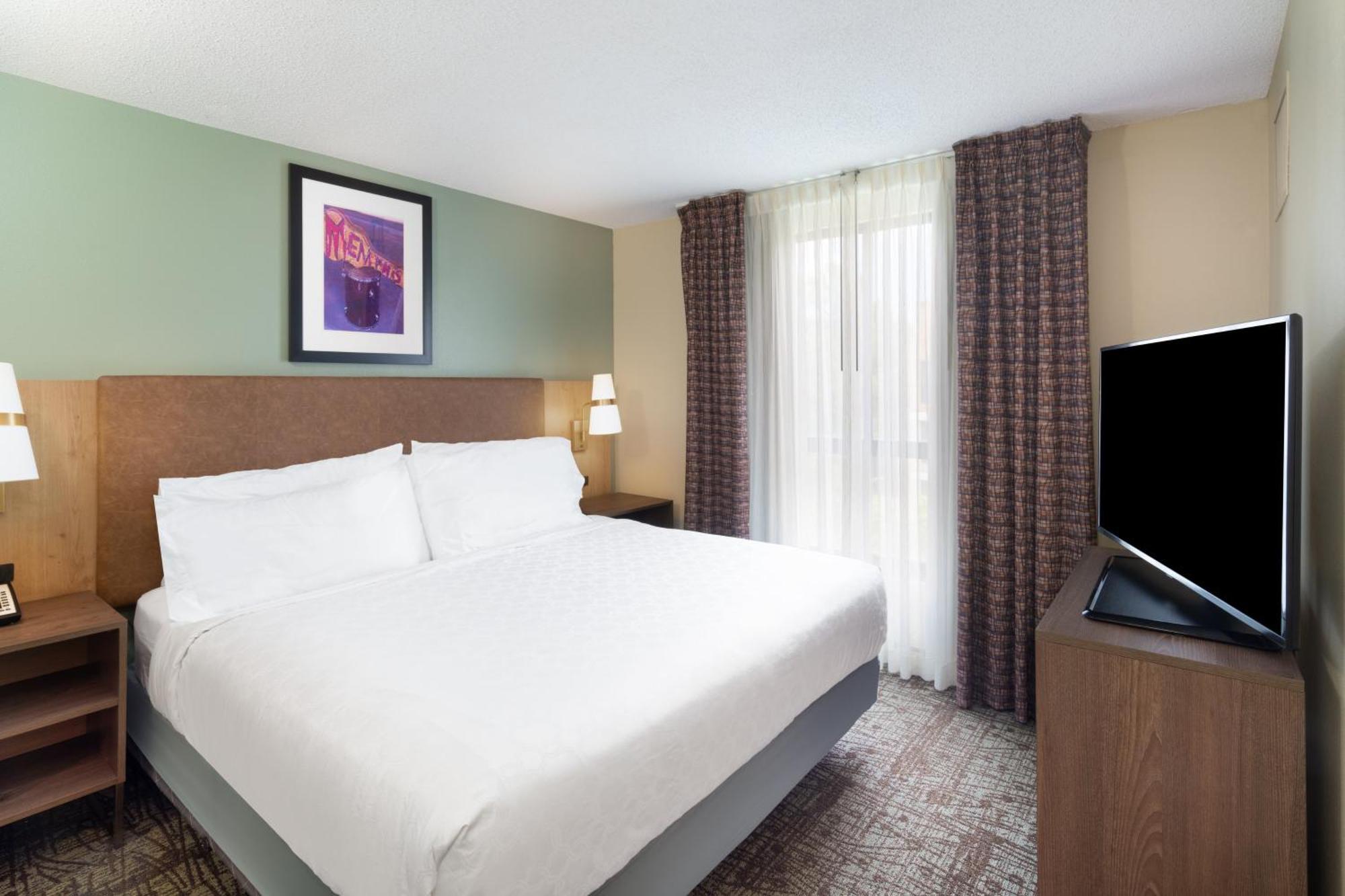 One-Bedroom King Suite with Communications Accessible Tub