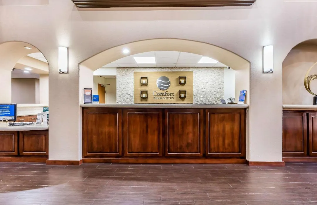Comfort Inn & Suites Airport-American Way-1