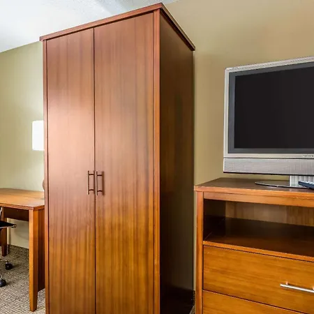 Comfort Inn & Suites Airport-American Way-3